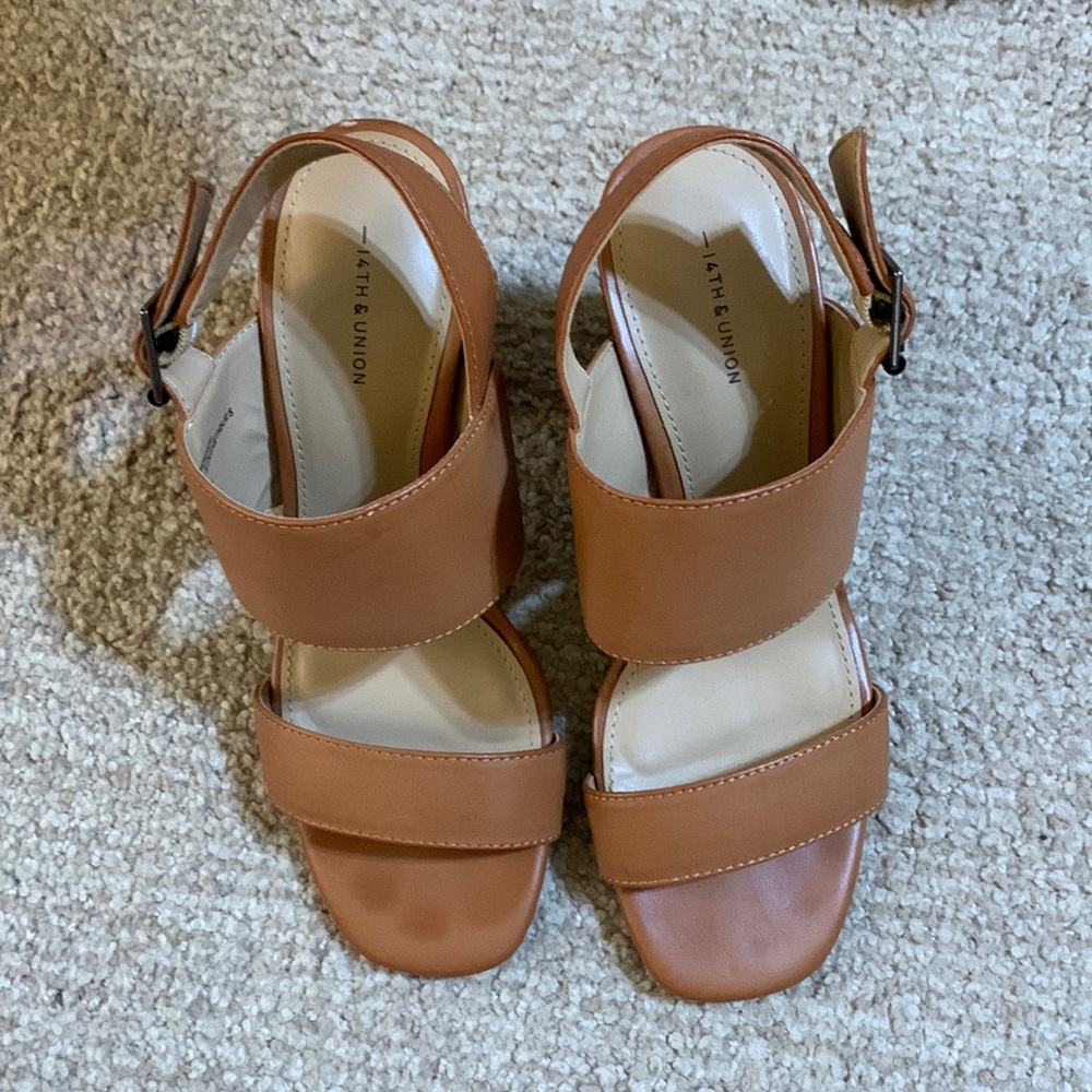 Beautiful tan sandals! Size 5